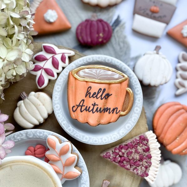 Kubek dyniowy z kawą i napisem