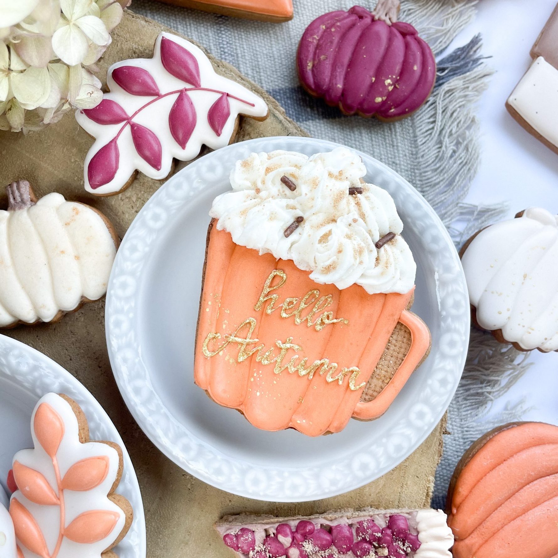 Kubek jesiennej gorącej czekolady