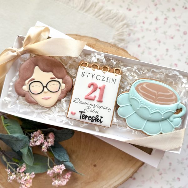 Babcia z kartą z kalendarza i filiżanką- brązowe włosy