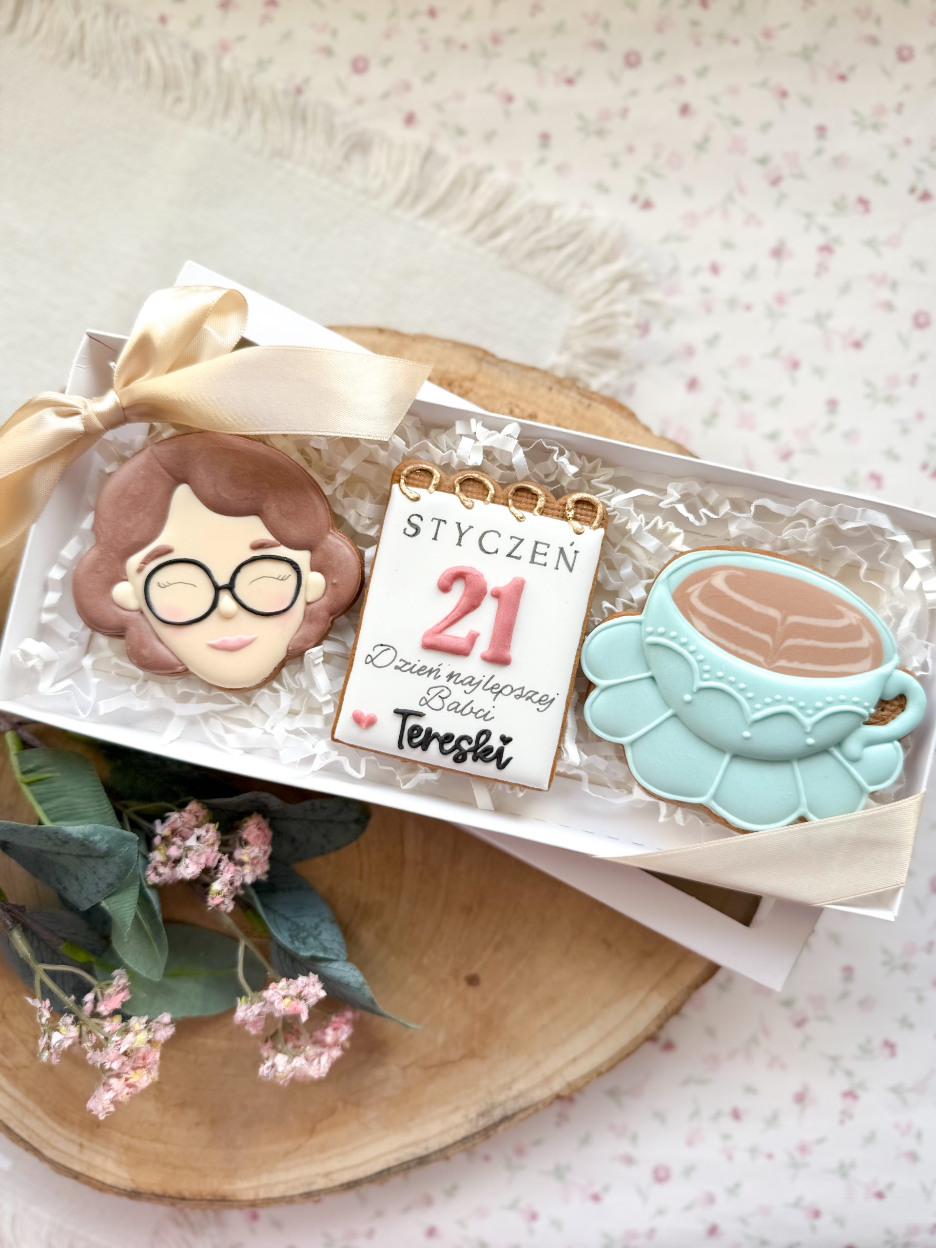 Babcia z kartą z kalendarza i filiżanką- brązowe włosy