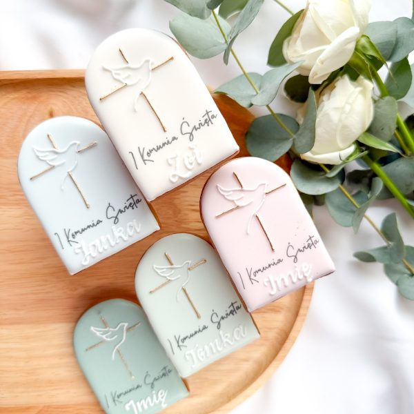 Plakietka ręcznie personalizowana - gołąbek z krzyżem (wybór koloru)