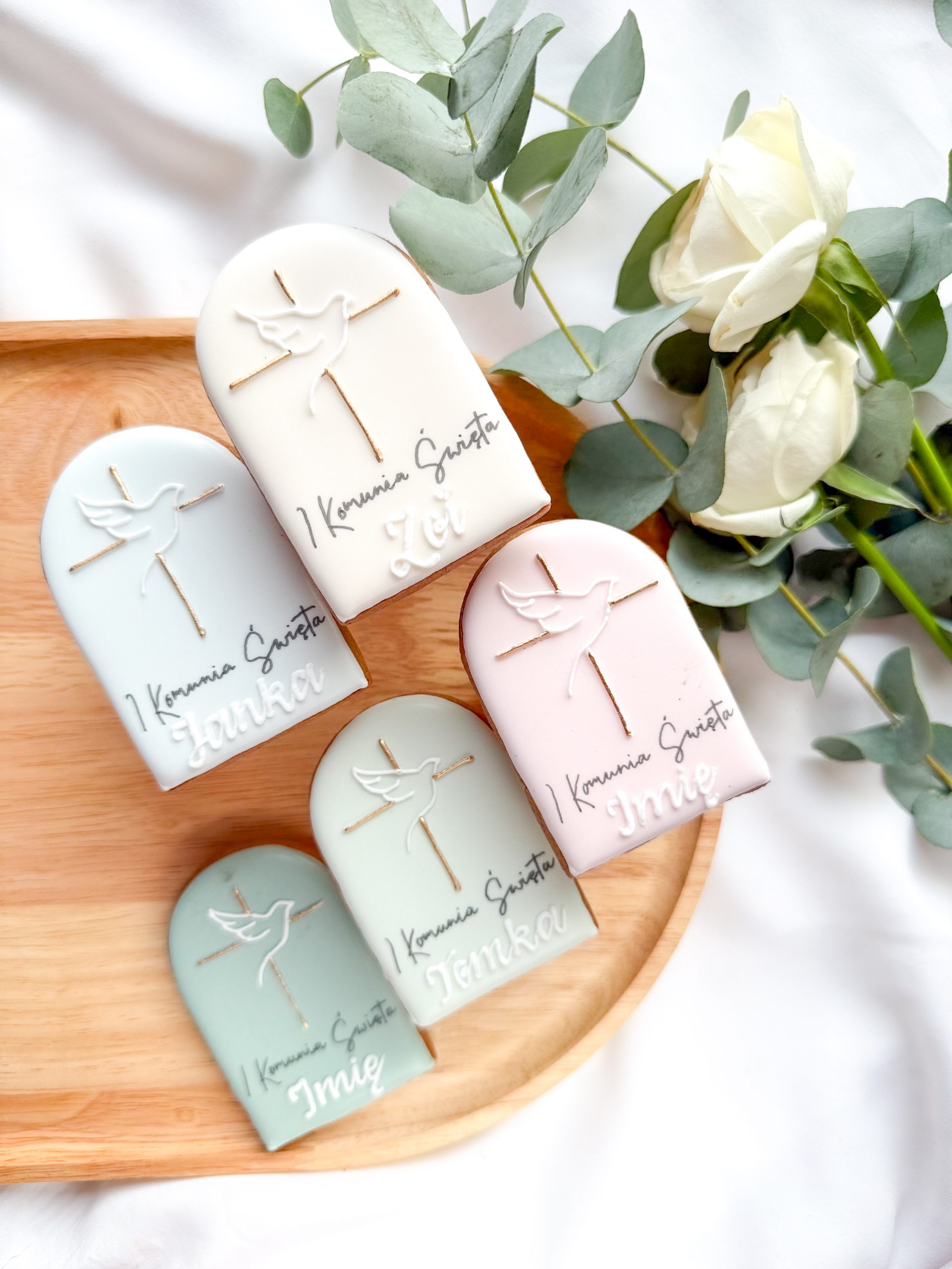 Plakietka ręcznie personalizowana - gołąbek z krzyżem (wybór koloru)