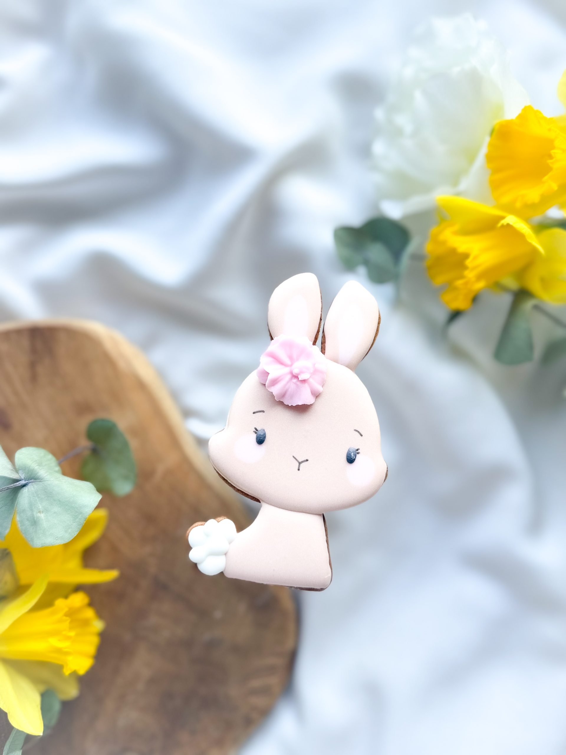 Zajączek z różowym kwiatkiem - obrazek 2