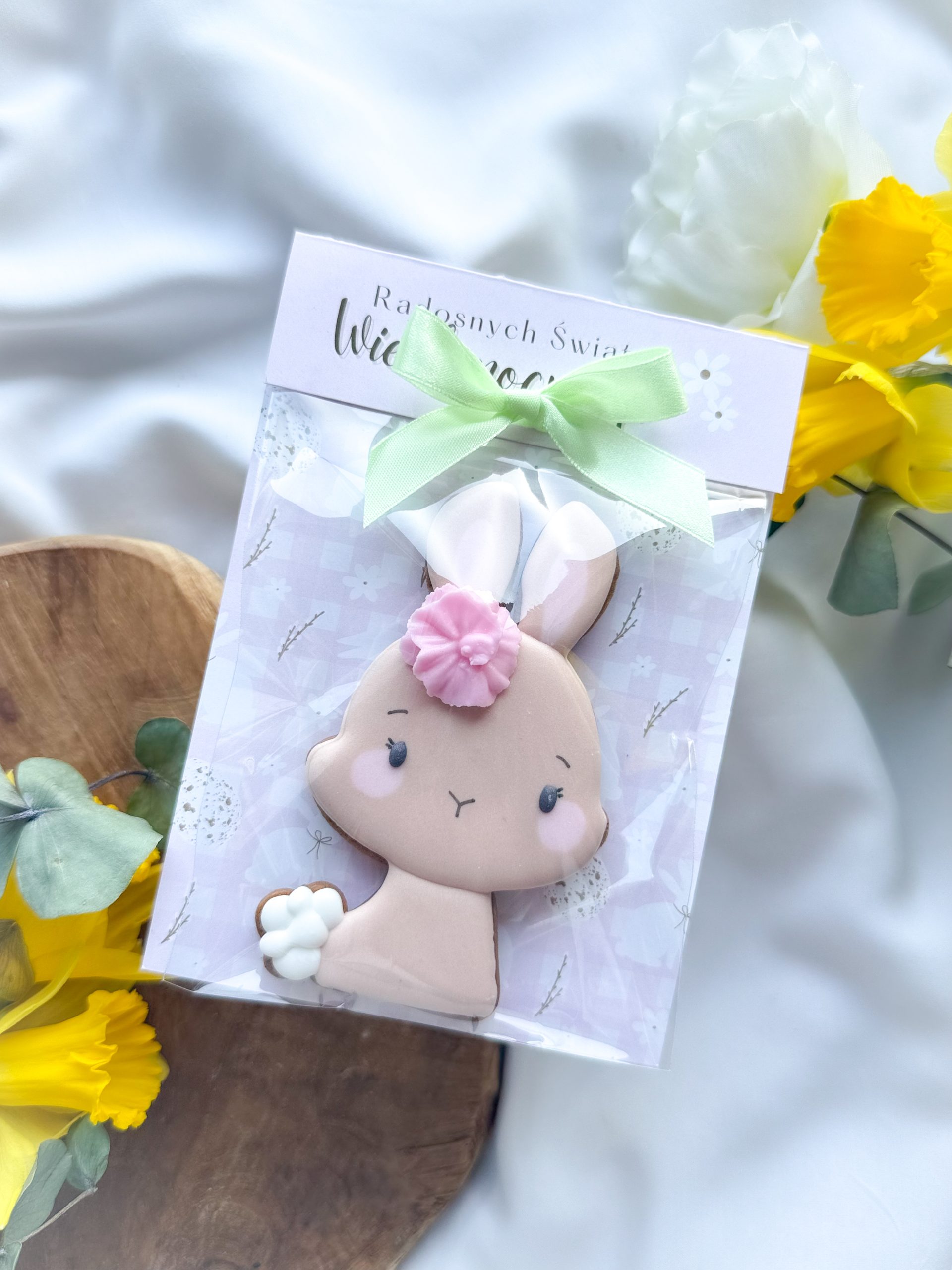 Zajączek z różowym kwiatkiem